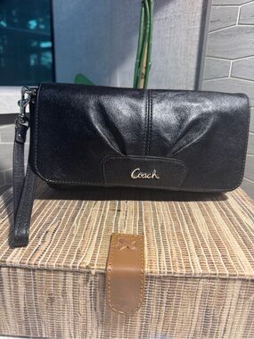 Like NEW Coach Ashley Black Leather Large Wristlet Clutch